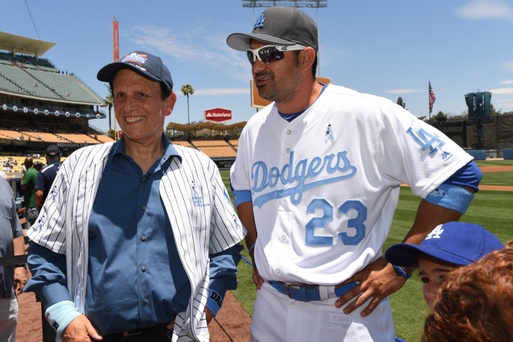 Orel Hershiser inducted into Legends of Dodger Baseball